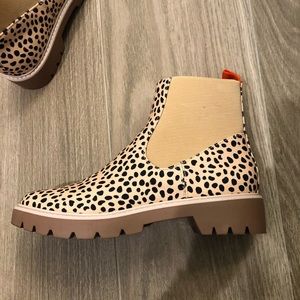 {Dolce Vita} Leopard Booties